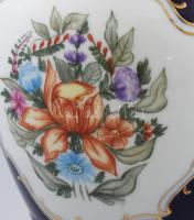 Hollóházi kétfüles váza. Kobaltkék alapfestés, aranykontúrozott kartusban virágminták. Jelzéssel, mi...