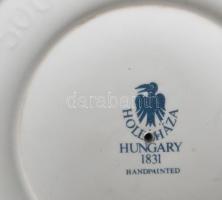 Hollóházi kétfüles váza. Kobaltkék alapfestés, aranykontúrozott kartusban virágminták. Jelzéssel, mi...