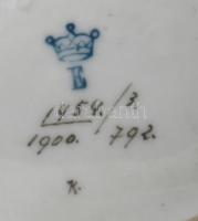 1900 Bernard Bloch váza. Ovális alapforma, futóvirág mintával, jelzéssel, talpánál pattanásokkal, m:...