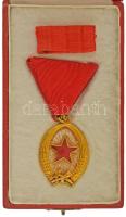 1964. "Munka Érdemrend" arany fokozata, zománcozott bronz kitüntetés mellszalagon, szalagsávval, Rákosi-címeres tokban T:AU szennyeződés NMK 599.