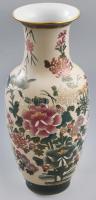 Famille Rose kínai porcelán váza, krémbarna alapon kézzel festett virágminták, alján jelzéssel. Hibátlan, m: 37 cm