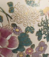 Famille Rose kínai porcelán váza, krémbarna alapon kézzel festett virágminták, alján jelzéssel. Hibá...