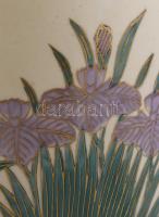 Famille Rose kínai porcelán váza, krémbarna alapon kézzel festett virágminták, alján jelzéssel. Hibá...