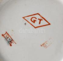 Famille Rose kínai porcelán váza, krémbarna alapon kézzel festett virágminták, alján jelzéssel. Hibá...