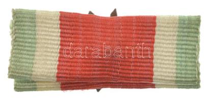 1946. A Magyar Szabadság Érdemrend bronz fokozatának miniatűrje szalagsávon, Kossuth Lajos arcképéve...