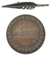 Berán Nándor (1889-1965) 1935. Budapesti Egyetemi Gyorsíró Egyesület ezüstözött bronz emlékérem, hátoldalán 150 - I. - 1935. III. 4. gravírozással, Berán N. Bpest gyártói jelzéssel (35mm) + fém, penna alakú kitűzővel (8x42mm) T:AU,XF patina