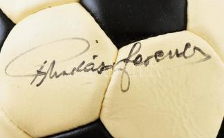 Puskás Ferenc (1927-2006) labdarúgó által aláírt bőr futball labda, tanúsítvánnyal