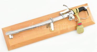 Kisméretű szablya tartóján asztaldísz, h: 33 cm
