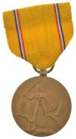 Amerikai Egyesült Államok 1941. "Amerikai védelmi szolgálat érem" bronz kitüntetés mellszalagon (32mm) T:XF USA 1941. "American Defense Service Medal" bronze medal on ribbon (32mm) C:XF