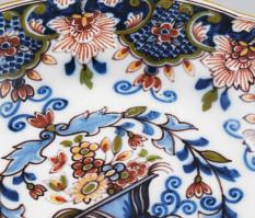 Makkum dísztál. Máz alatt festett virágkosár mintával, jelzésekkel, pattanással, d: 23,5 cm