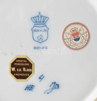 Makkum dísztál. Máz alatt festett virágkosár mintával, jelzésekkel, pattanással, d: 23,5 cm