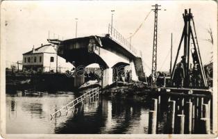 1941 Újvidék, Novi Sad; Ferenc József csatornai híd építése / bridge construction. photo (fl)