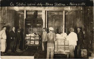 1922 Aknaszlatina, Akna Slatina, Slatinské Doly, Szolotvino, Solotvyno; Cs. Státní solné doly, Náraziste / Állami sóbánya belseje, bányászok / salt mine interior. photo (EK)