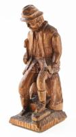 Faragott fa ülő paraszt szobor. 29 cm
