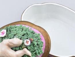 Kerámia kínáló doboz, bonbonniere fűben játszó meztelen gyermekkel. 22x20 cm Kézzel festett, jelzés ...