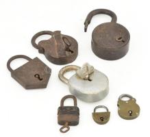 7 darabos régi lakat gyűjtemény 3-9 cm, némelyik kulccsal