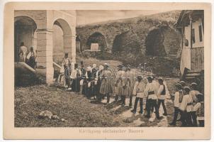 Kisdisznód, Michelsberg, Cisnadioara; Kirchgang sächsischer Bauern / Szász parasztok a templomba menet. Verlag Emil Fischer Hofphotograph. Druck von Jos. Drotleff / Transylvanian Saxon peasants on their way to church (ázott / wet damage)