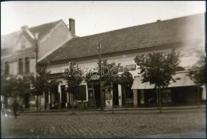 cca 1940 Karcag, főtér üzletekkel, fotónegatív, 6×9 cm