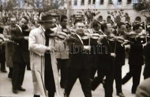 cca 1960 Május elsejei felvonulás vidéken, 25 db negatív kocka csíkban