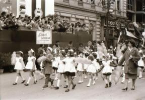 cca 1960 Május elsejei felvonulás vidéken, 25 db negatív kocka csíkban