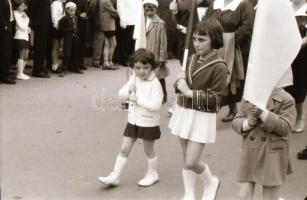 cca 1960 Május elsejei felvonulás vidéken, 25 db negatív kocka csíkban