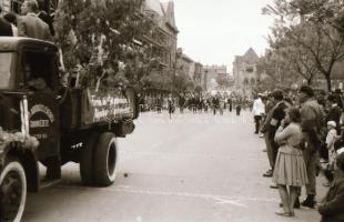 cca 1960 Május elsejei felvonulás vidéken, 25 db negatív kocka csíkban