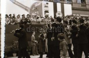 cca 1960 Május elsejei felvonulás vidéken, 25 db negatív kocka csíkban