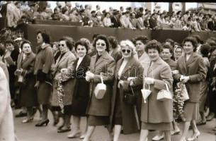 cca 1960 Május elsejei felvonulás vidéken, 25 db negatív kocka csíkban