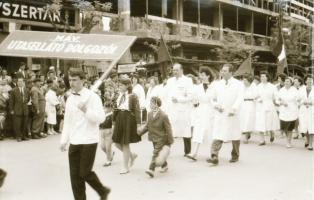 cca 1960 Május elsejei felvonulás vidéken, 25 db negatív kocka csíkban