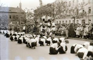 cca 1960 Május elsejei felvonulás vidéken, 25 db negatív kocka csíkban