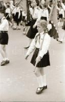 cca 1960 Május elsejei felvonulás vidéken, 25 db negatív kocka csíkban