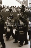 cca 1960 Május elsejei felvonulás vidéken, 25 db negatív kocka csíkban