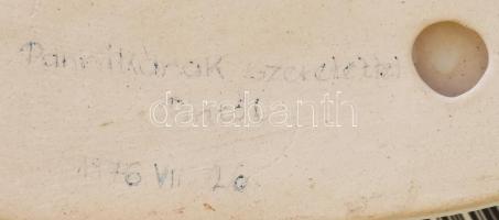 Kislány és a támadó kakas figura. Mázas kerámia, jelzett, hibátlan 16x17 cm