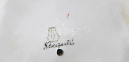 Drasche (Kispest) galamb etető leány, kézzel festett porcelán, jelzett, hibátlan m:14cm