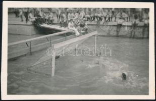 cca 1940 Vízilabda-mérkőzés, fotó, 4×6,5 cm