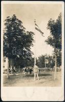 cca 1930 Országzászló egy nyaralóhelyen, fotólap, 13×9 cm