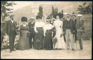 1911 Abbázia, nyaralók csoportképe, fotólap, 9×14 cm