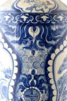 Hatalmas méretű modern kínai váza, talapzattal. Máz alatti kobaltkék színnel kézzel festett, jó álla...