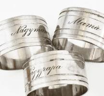 3 db feliratos fém és 3 db monogramos bakelit szalvétagyűrű