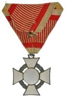 1916. "A Katonai Érdemkereszt III. Osztálya hadidíszítménnyel és kardokkal" fülön jelzett,...