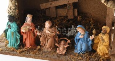 Betlehem. Különböző anyagokból készült, műanyag alakokkal, jó állapotban, 33x25 cm
