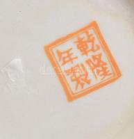 Qianlong váza, jelzéssel, gésa jelenettel, minimális kopottsággal, m: 26 cm