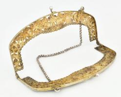 Szecessziós aranyozott ezüst (Ag) táska keret. Áttört, virág mintás, lánccal, Jelzett 20 cm, 160 g