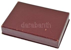 ~1960. "Kitűnő Tanuló" zománcozott, aranyozott Al kitüntetés mellszalagon, eredeti tokban ...