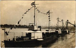 Budapest III. Óbuda, Magyar Királyi Folyamőrség őrnaszádjai a parton / Hungarian River Guard ships. photo (EK)