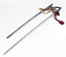 1904M lovassági tiszti szablya. Extra változat, gazdagon díszített, egyedi, áttört mintás kosárral, a pengén maratott felirattal ("Mortem asoae fidelis") és dátummal (1911.VIII.18.) Jelzett, a penge egyik oldalán Weyersberg & Co. Solingen, a másikon Leopold Ullrich Wien jelzéssel és koronás magyar címerrel. Fém hüvellyel, nem eredeti kardbojttal és csatlékkal. Korának megfelelő állapotban, h: 94 cm