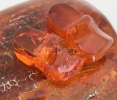 Cipő pár. Formába öntött borostyán zúzalék asztaldísz, dobozban, 6x5 cm