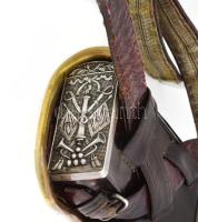 Osztrák-magyar lovassági tiszti tölténytáska, patrontáska (kartus). Fadoboz bordó bőrbevonattal, ezü...