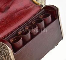 Osztrák-magyar lovassági tiszti tölténytáska, patrontáska (kartus). Fadoboz bordó bőrbevonattal, ezü...