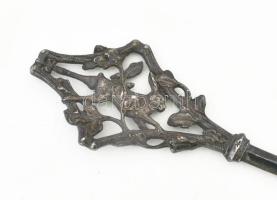 Nyúl figurával díszített levélbontó tőr, kopással, h: 22,5 cm